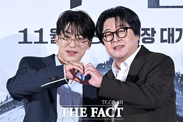 배우 구교환과 홍의정 감독, 배우 김윤석(왼쪽부터)이 30일 오전 서울 용산구 CGV 용산아이파크몰에서 열린 영화 ‘폭설’ 제작보고회에 참석해 포즈를 취하고 있다. /서예원 기자