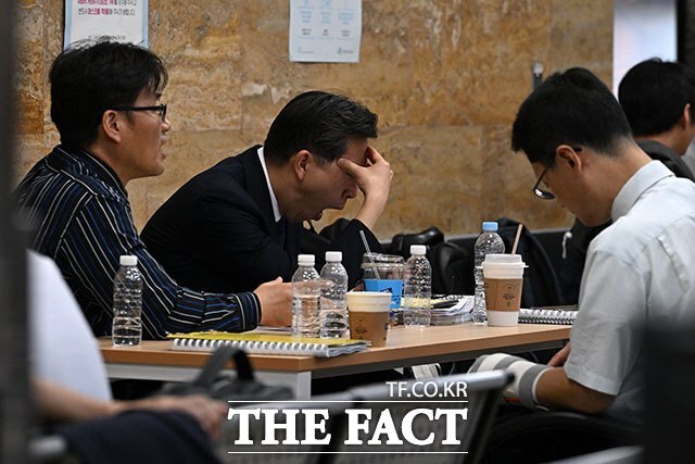 국회 국정감사가 지난 30일 막을 내리면서 밤늦게까지 질의자료 준비와 자료 검토에 매달렸던 보좌진들도 한숨을 돌리게 됐다. 사진은 지난 7일 국회 국정감사장 앞 피감기관 대기실이 직원들로 붐비고 있는 모습. /서예원 기자