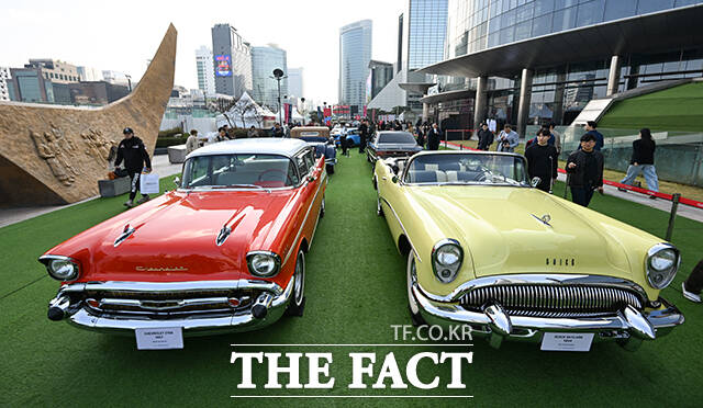 '2026 서울클래식카쇼'가 30일 오후 서울 강남구 코엑스 동문 잔디마당에서 열린 가운데 다양한 클래식카가 들이 눈길을 사로잡고 있다. /박헌우 기자