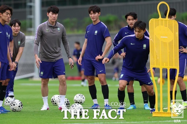 한국 U-21 대표팀을 이끌고 있는 김은중 감독이 6월 소집훈련에서 LA올림픽을 겨냥한 훈련을 지도하고 있다./KFA