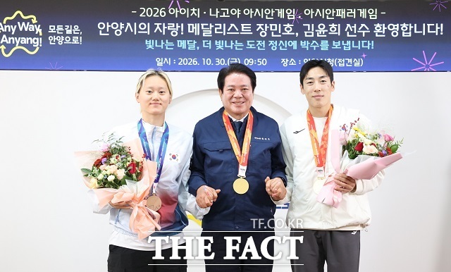 최대호 안양시장이 30일 오전 시청 접견실에서 제20회 아이치 나고야 아시안게임과 제5회 아시안 패러게임에서 메달을 획득한 안양시청 직장운동경기부 소속 김윤희, 장민호 선수를 초청해 기념사진을 찍고 있다. /안양시