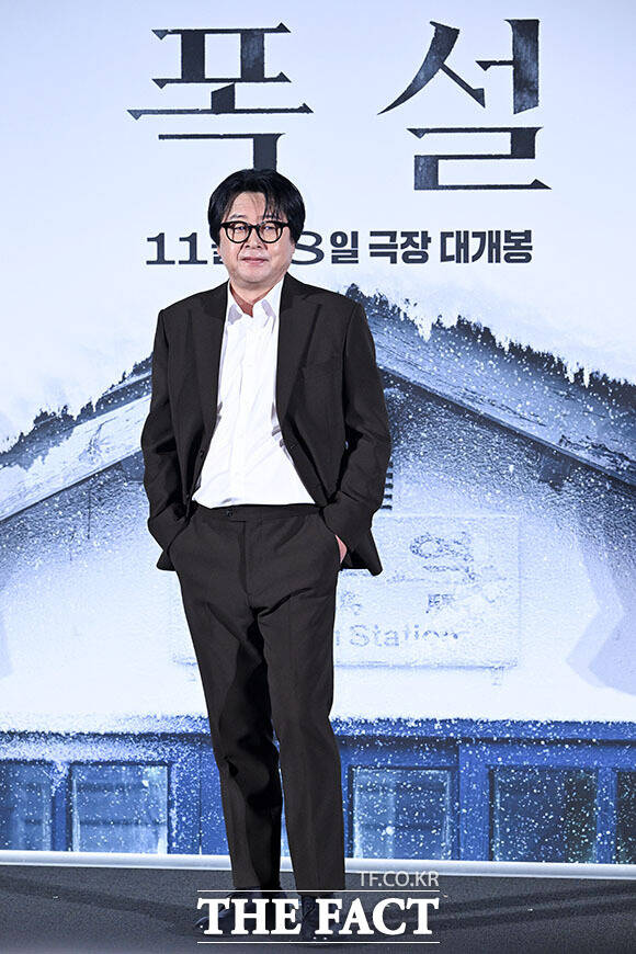 배우 구교환과 홍의정 감독, 배우 김윤석(왼쪽부터)이 30일 오전 서울 용산구 CGV 용산아이파크몰에서 열린 영화 ‘폭설’ 제작보고회에 참석해 포즈를 취하고 있다. /서예원 기자