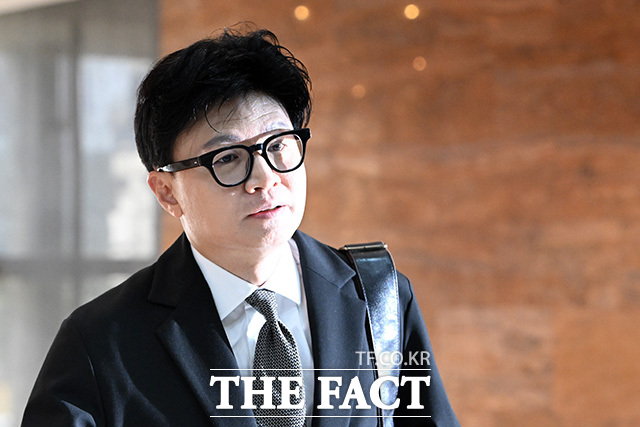 기자회견 열고 발언하는 한 의원.