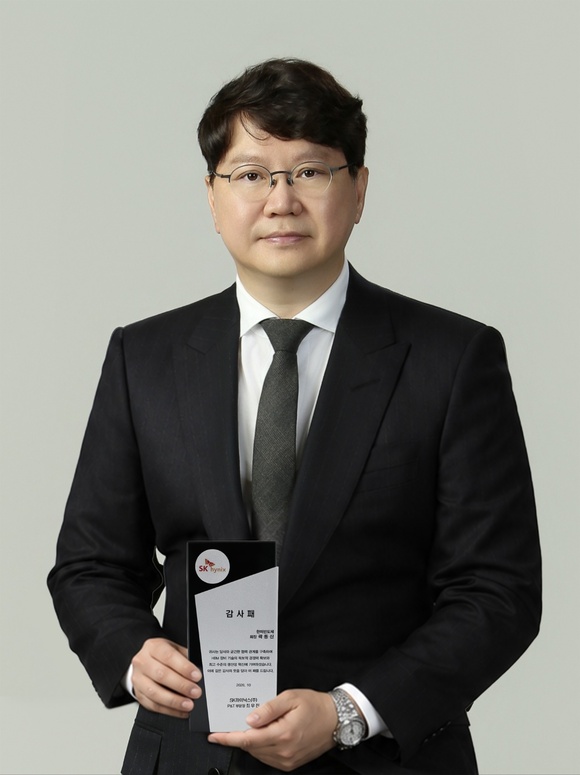 ​곽동신 한미반도체 회장이 30일 SK하이닉스로부터 HBM 기술 혁신 공로를 인정받아 수상한 감사패를 들고 있다. /한미반도체