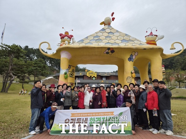 대덕구노인종합복지관 제2분관 북부노인복지관은 29일 칠곡군 꿀벌테마파크에서 환경모니터링단 양성 프로그램 '우리동네 환경지킴이' 선진지 견학을 진행했다. /대덕구노인종합복지관