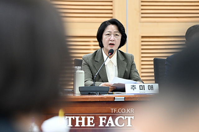 지방재정 확충을 위한 지방세제 개편 정책토론회 참석해 환영사 하는 추미애 경기도지사.