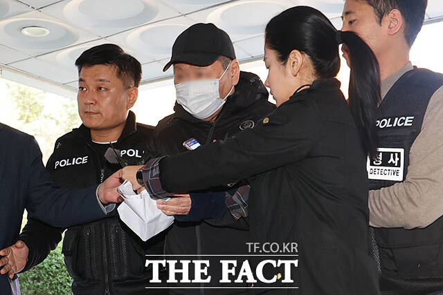 서울 역삼동 연쇄 방화 사건의 피의자 이 모(77)씨가 22일 오후 서울 서초구 서울중앙지법에서 열린 영장실질심사에 출석하고 있다. /임영무 기자