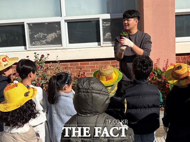 광주환경공단은 27일부터 29일까지 빛고을초등학교 1학년 학생 40여 명을 대상으로 광주천 생태습지 환경교육을 진행했다고 밝혔다. /광주환경공단