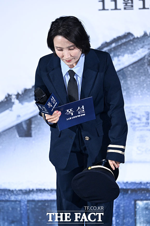 방송인 박경림이 30일 오전 서울 용산구 CGV 용산아이파크몰에서 열린 영화 ‘폭설’ 제작보고회에 참석해 故 최불암 배우 별세에 애도를 표하고 있다. /서예원 기자