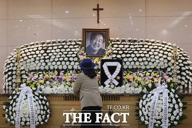 '국민 아버지' 배우 고 최불암(본명 최영한)의 빈소가 30일 서울 송파구 서울아산병원 장례식장에 마련된 가운데 고인의 영정 옆에 금관문화훈장이 놓여있다. /사진공동취재단