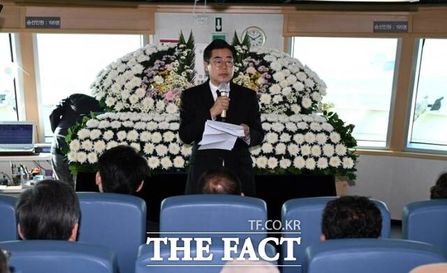박찬대 인천시장이 30일 팔미도 인근 해상에서 열린 인현동 화재참사 27주기 해상추모제에서 추모사를 하고 있다. /인천시