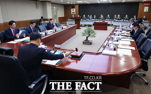 의사봉 두드리며 국방방첩본부에 대한 국정감사 주재하는 이양수 정보위원장. /국회사진기자단