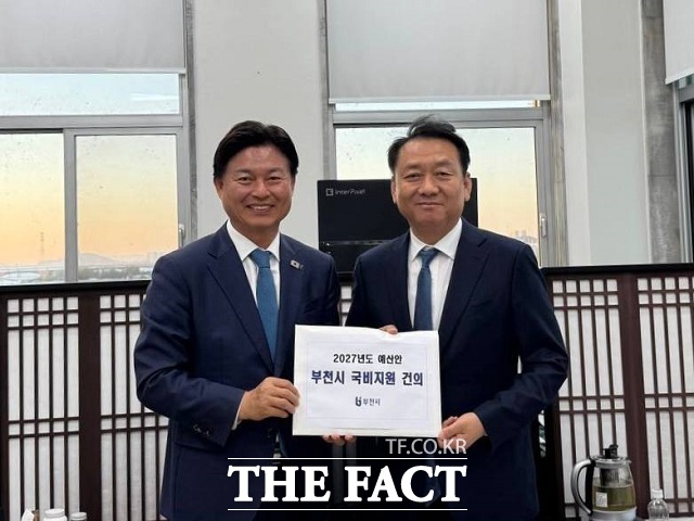 조용익 부천시장(왼쪽)이 27일 이광재 국회 예산결산특별위원장에게 지역 현안 사업을 설명하고 국비 지원을 요청했다. /부천시