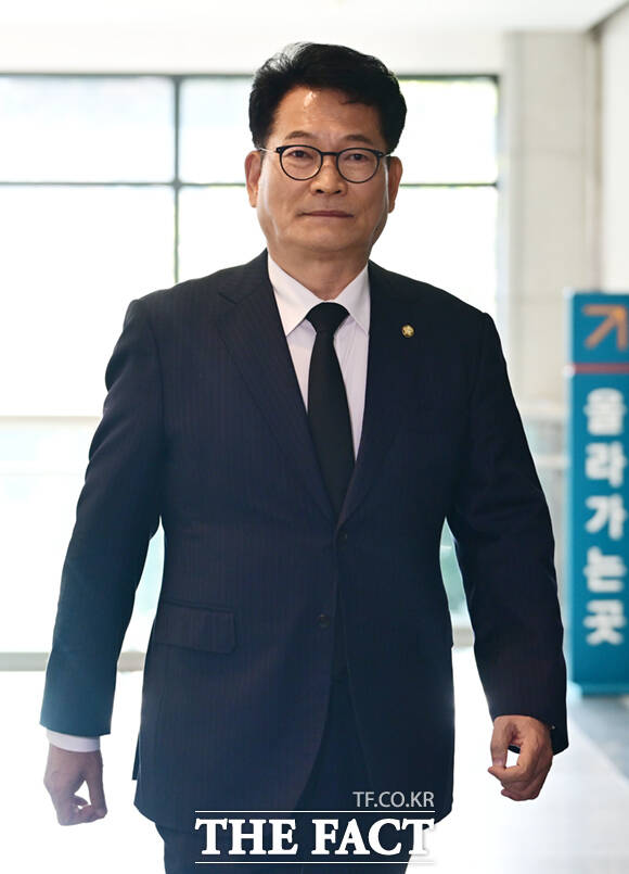 송영길 대통령 평화외교 특별보좌관이 30일 오후 서울 송파구 서울안산병원 장례식장에 바련된 배우 최불암의 빈소를 찾아 조문한 뒤 나서고 있다. /이새롬 기자