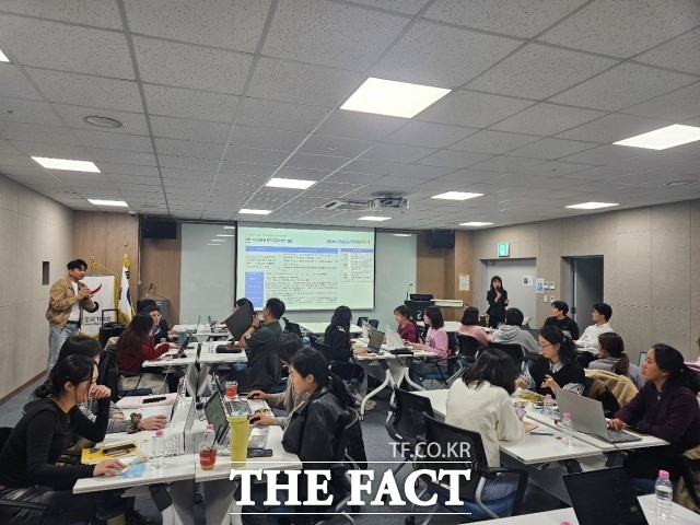 순천교육지원청이 지역 초등학교 교사를 대상으로 '2026 생각을 묻고, 성장을 지원하는 서·논술형 평가 연수'를 실시했다. /순천교육지원청