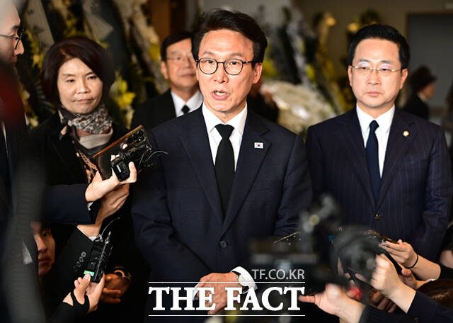 김민석 더불어민주당 대표가 30일 오후 서울 송파구 서울안산병원 장례식장에 바련된 배우 최불암의 빈소를 찾아 조문한 뒤 발언하고 있다. /이새롬 기자