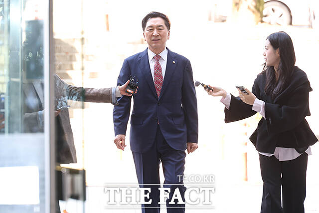 당 대표 당선을 대가로 김건희 씨에게 고가의 명품 가방을 선물한 혐의로 재판에 넘겨진 김기현 국민의힘 의원이 30일 오후 서울 서초구 서울중앙지방법원에서 열린 1심 선고 공판에 출석하고 있다. /임영무 기자