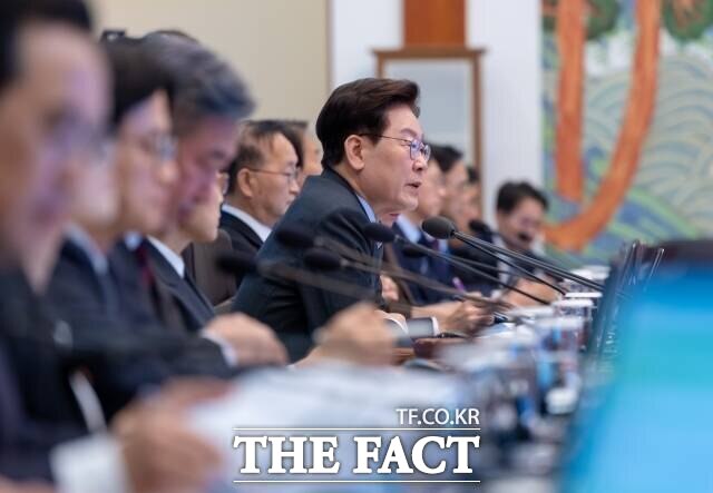 이 대통령이 SNS로 국정 현안에 대한 견해를 밝히거나 국민과 소통하고 있지만 오해가 생기는 등 부작용이 발생하고 있다. /청와대