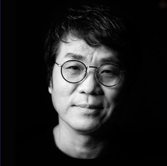 이용의 노래 '잊혀진 계절', 첫 소절만 들어도 가을의 쓸쓸한 정취가 고스란히 전해지는 노래다. 세월이 흘러도 10월의 상징곡이라는 위상은 변함이 없다. 노래의 인기는 여전한데, 정작 가수를 방송에 섭외하는 일은 예전 같지 않다는데 왜 그럴까? /온라인커뮤니티