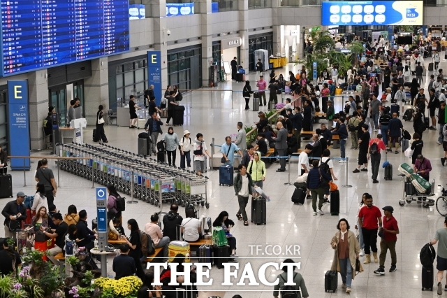 인천공항 발권 시스템 장애가 복구돼 모든 항공사의 업무가 정상화됐으나 항공편 35편이 지연되는 등 이용객들이 불편을 겪었다. /남용희 기자