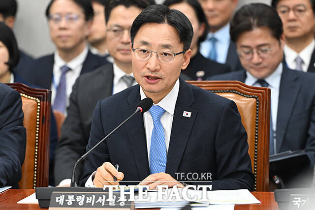 임광현 대통령 비서실장이 동두천 옛 성병관리소 보존 문제와 관련 중앙정부 차원의 예산 부담을 적극 검토하겠다는 입장을 밝혔다. 사진은 임 실장이 29일 오후 서울 여의도 국회에서 열린 운영위원회의 대통령비서실 등에 대한 국정감사에서 의원 질의에 답하고 있는 모습. /남용희 기자