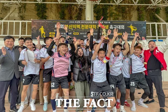 제1회 부산 지역 전문대학 유학생 축구대회에서 우승한 경남정보대학교 유학생팀이 우승 트로피를 들고 기뻐하고 있다. /경남정보대