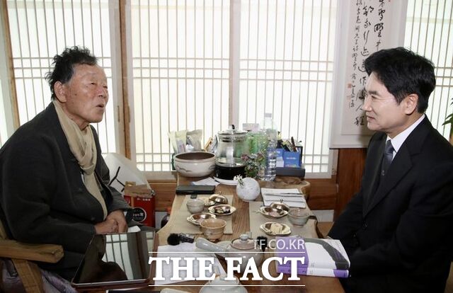 지난 29일 전남광주시 장흥군 안양면 사촌리 율산마을 해산토굴에서 만난 한승원 작가와 김대중 전남광주시교육감. /전남광주시교육청