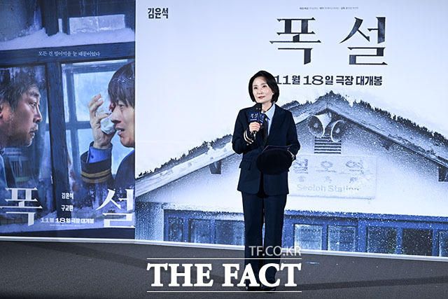 방송인 박경림이 30일 오전 서울 용산구 CGV 용산아이파크몰에서 열린 영화 ‘폭설’ 제작보고회에 참석해 故 최불암 배우 별세에 애도를 표하고 있다. /서예원 기자