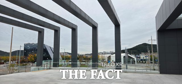 센터 2층에 넓게 조성된 테라스에서 서면 전남광주미술관과 예술창고 등이 시야에 들어온다. /김영신 기자