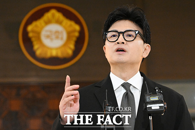 기자회견 열고 발언하는 한 의원.