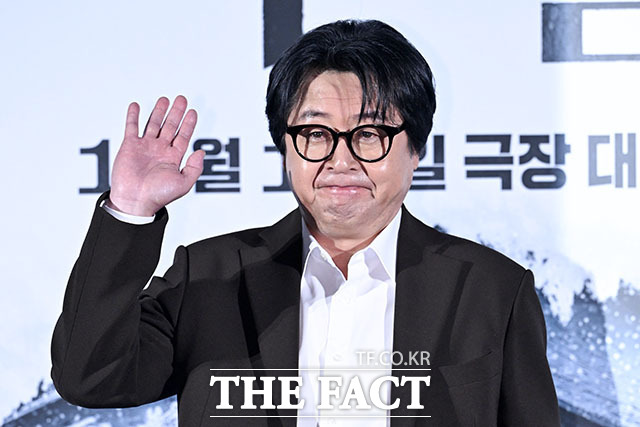 배우 구교환과 홍의정 감독, 배우 김윤석(왼쪽부터)이 30일 오전 서울 용산구 CGV 용산아이파크몰에서 열린 영화 ‘폭설’ 제작보고회에 참석해 포즈를 취하고 있다. /서예원 기자