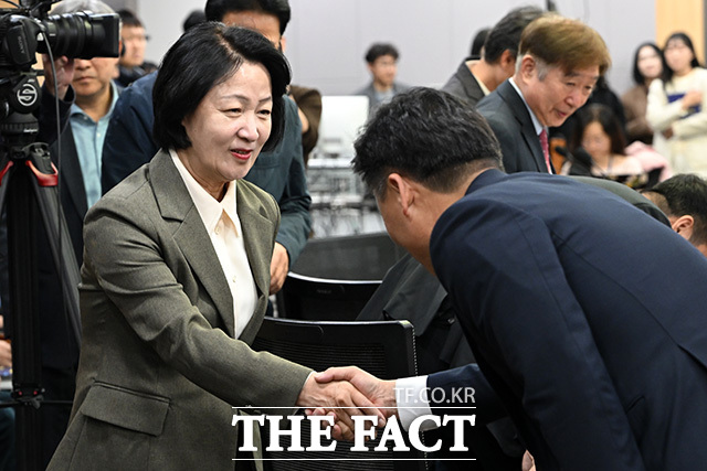 지방재정 확충을 위한 지방세제 개편 정책토론회 참석해 환영사 하는 추미애 경기도지사.