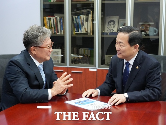 장세일 영광군수(왼쪽)이 29일 이두희 국방부 차관과 면담을 하고 있다. /영광군