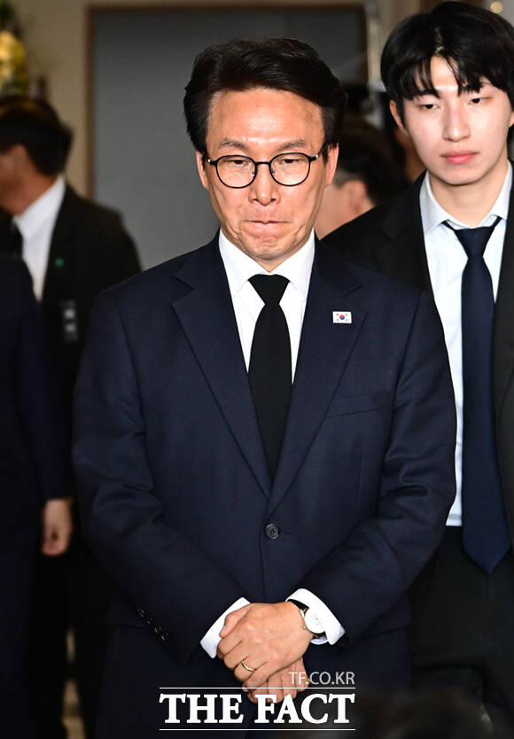 김민석 더불어민주당 대표가 30일 오후 서울 송파구 서울안산병원 장례식장에 바련된 배우 최불암의 빈소를 찾아 조문한 뒤 발언하고 있다. /이새롬 기자