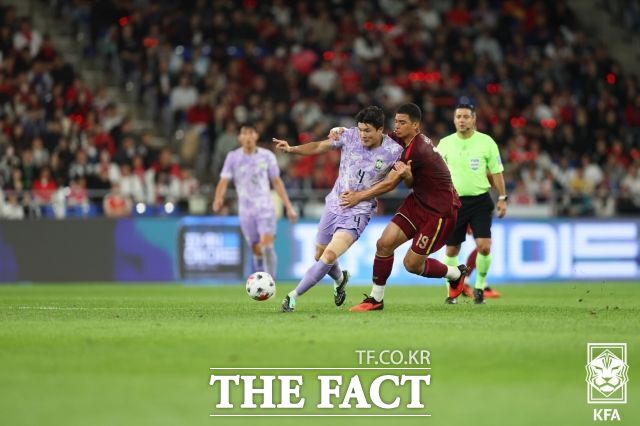 축구국가대표팀 김민재(왼쪽)가 지난 2일 울산 문수축구경기장에서 열린 베네수엘라와의 평가전에서 상대선수를 저지하면 볼을 따내고 있다./울산=KFA