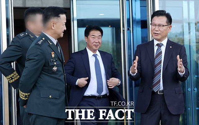의사봉 두드리며 국방방첩본부에 대한 국정감사 주재하는 이양수 정보위원장. /국회사진기자단