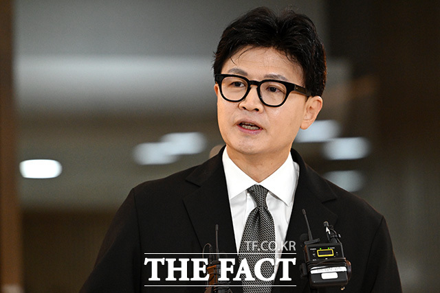 기자회견 열고 발언하는 한 의원.