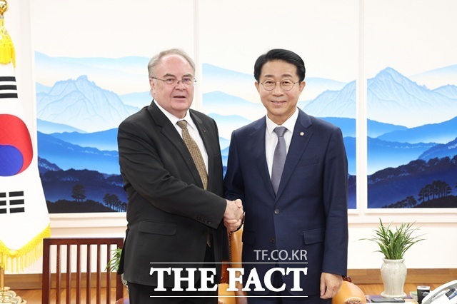 조정식 국회의장이 30일 오후 국회에서 제프리 데이비드 로빈슨 주한호주대사와 만나 기념 촬영을 하고 있다. /국회의장실 제공