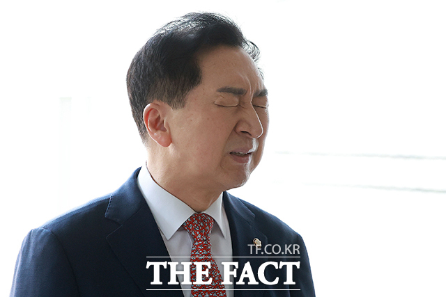 당 대표 당선을 대가로 김건희 씨에게 고가의 명품 가방을 선물한 혐의로 재판에 넘겨진 김기현 국민의힘 의원이 30일 오후 서울 서초구 서울중앙지방법원에서 열린 1심 선고 공판에 출석하고 있다. /임영무 기자