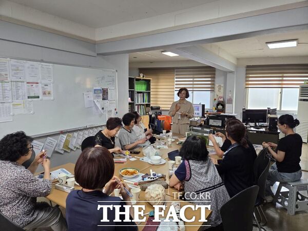 대전보건대학교 평생교육원은 30일 앵커사업의 일환으로 지역 내 장기요양기관 종사자를 대상으로 '구강관리 교육 프로그램'을 운영했다. /대전보건대학교