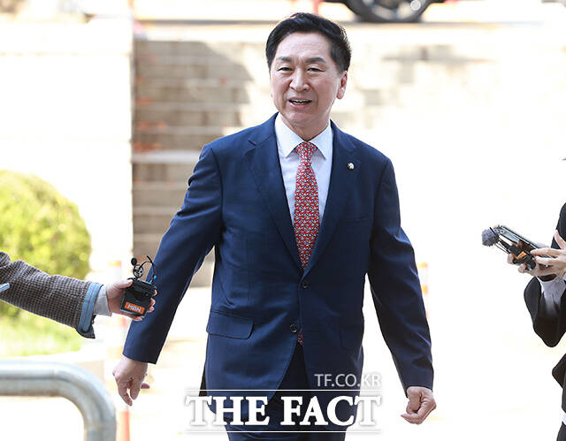 당 대표 당선을 대가로 김건희 씨에게 고가의 명품 가방을 선물한 혐의로 재판에 넘겨진 김기현 국민의힘 의원이 30일 오후 서울 서초구 서울중앙지방법원에서 열린 1심 선고 공판에 출석하고 있다. /임영무 기자