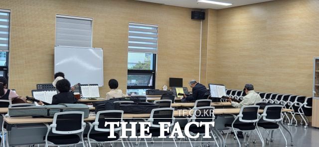365센터에서 주민들이 기타 수업을 듣는 모습. /김영신 기자