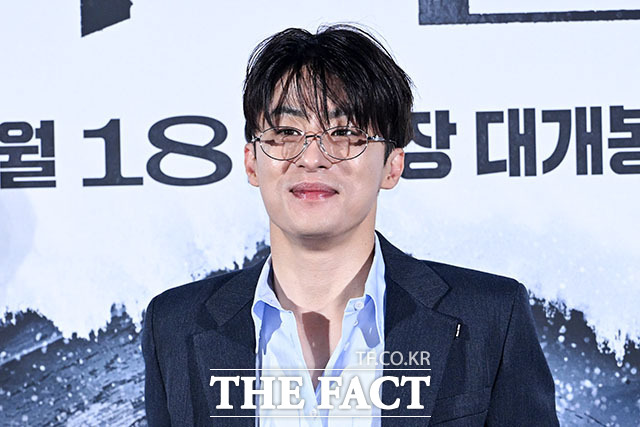 배우 구교환과 홍의정 감독, 배우 김윤석(왼쪽부터)이 30일 오전 서울 용산구 CGV 용산아이파크몰에서 열린 영화 ‘폭설’ 제작보고회에 참석해 포즈를 취하고 있다. /서예원 기자