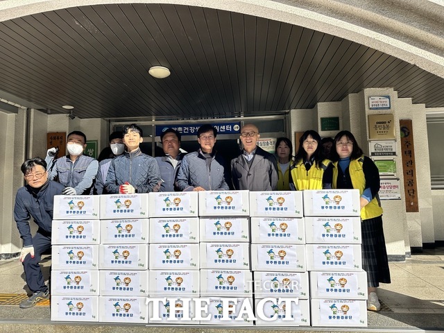 광주환경공단은 직원들이 직접 재배하고 가꾼 단감 등을 박스에 포장해 사회복지시설 등에 기증했다. /광주환경공단