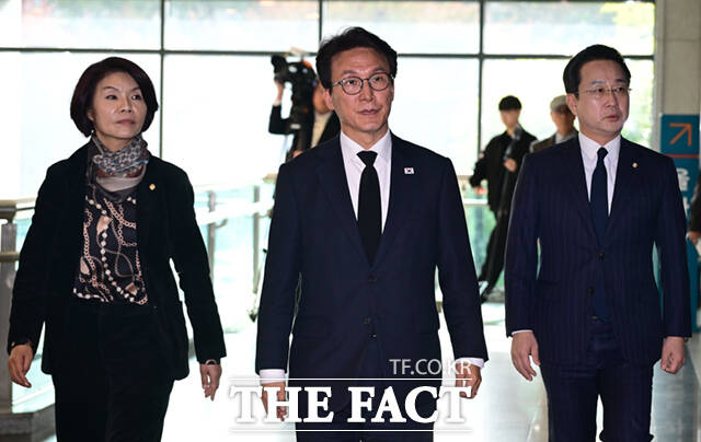 김민석 더불어민주당 대표가 30일 오후 서울 송파구 서울안산병원 장례식장에 바련된 배우 최불암의 빈소를 찾아 조문한 뒤 발언하고 있다. /이새롬 기자