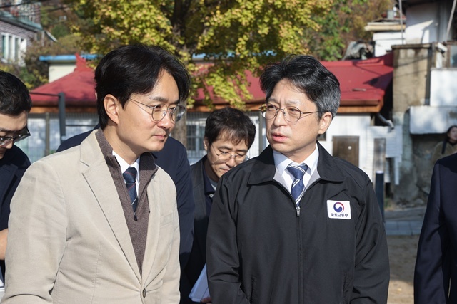 홍지선(오른쪽) 국토교통부 장관이 30일 연내 추가 택지 발표 가능성을 언급했다. /국토교통부