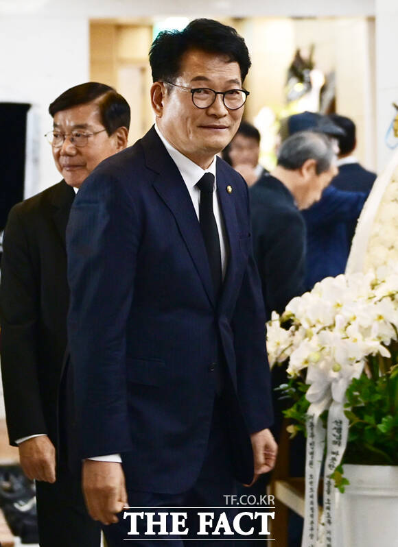 송영길 대통령 평화외교 특별보좌관이 30일 오후 서울 송파구 서울안산병원 장례식장에 바련된 배우 최불암의 빈소를 찾아 조문한 뒤 나서고 있다. /이새롬 기자