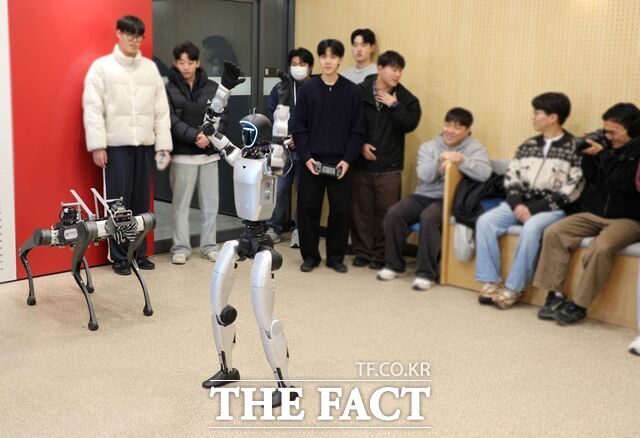 국립금오공대 사족보행 로봇 쏘니(왼쪽)와 휴머노이드 로봇 금돌이가 30일 열린 인공지능혁신대학원사업단 발대식에서 참석자들에게 시연을 선보이고 있다. /국립금오공대