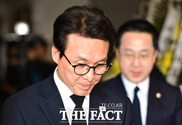김민석 더불어민주당 대표가 30일 오후 서울 송파구 서울안산병원 장례식장에 바련된 배우 최불암의 빈소를 찾아 조문한 뒤 발언하고 있다. /이새롬 기자
