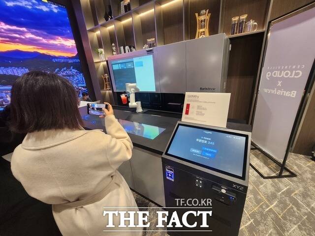 30일 강원 '남춘천 센트레빌' 견본주택에 마련된 바리스타 로봇이 방문객을 위해 음료를 만들고 있다. /이재성 기자
